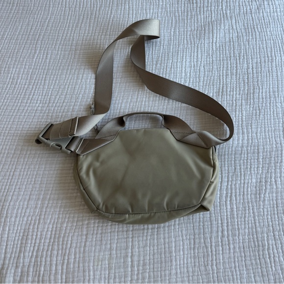 Lululemon All Day Essentials Belt Bag Raw Linen 2.5L - Picture 5 of 5